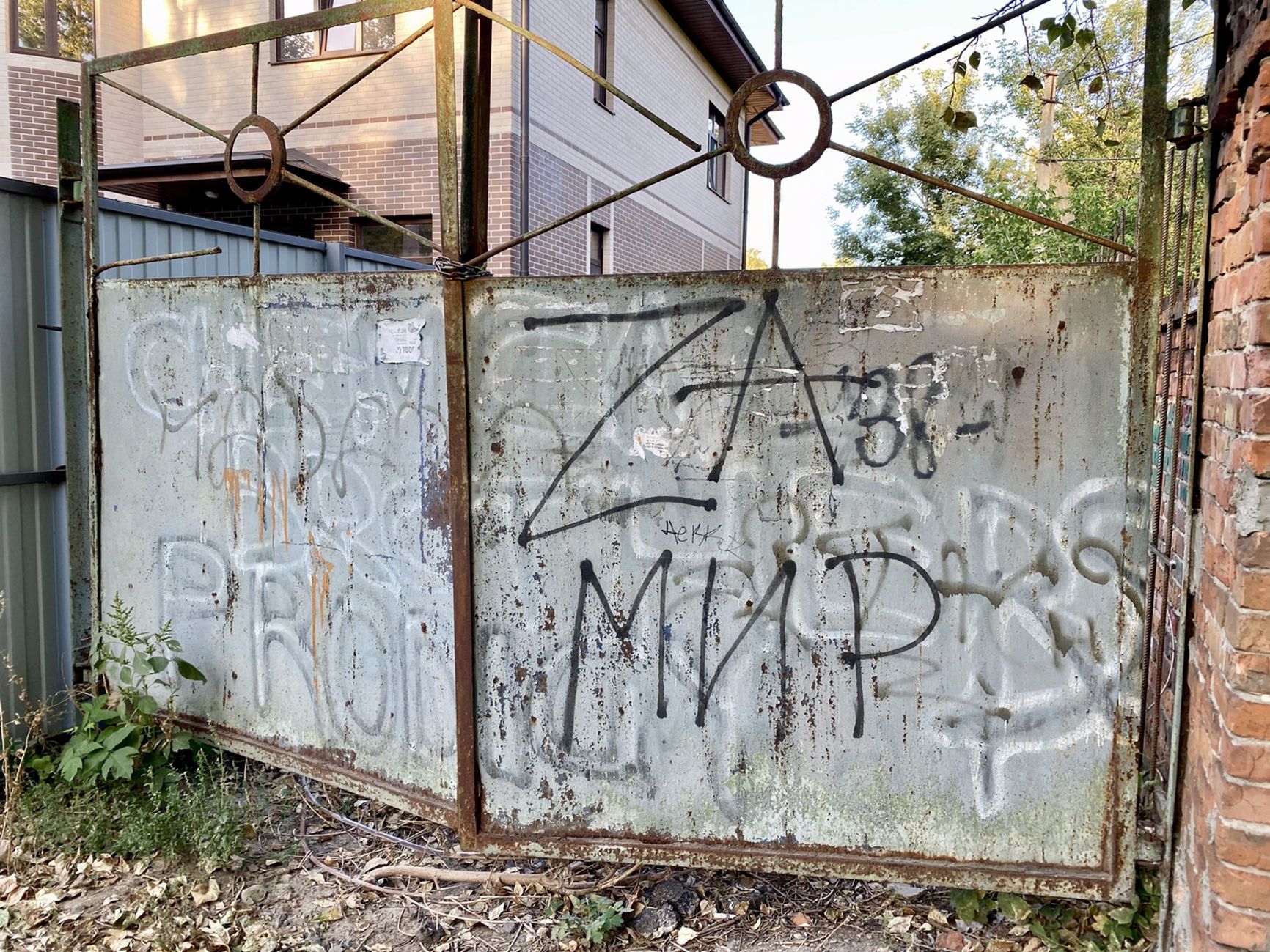 The graffiti reads "Za mir" - "for peace," but with the Russian war symbol "Z"