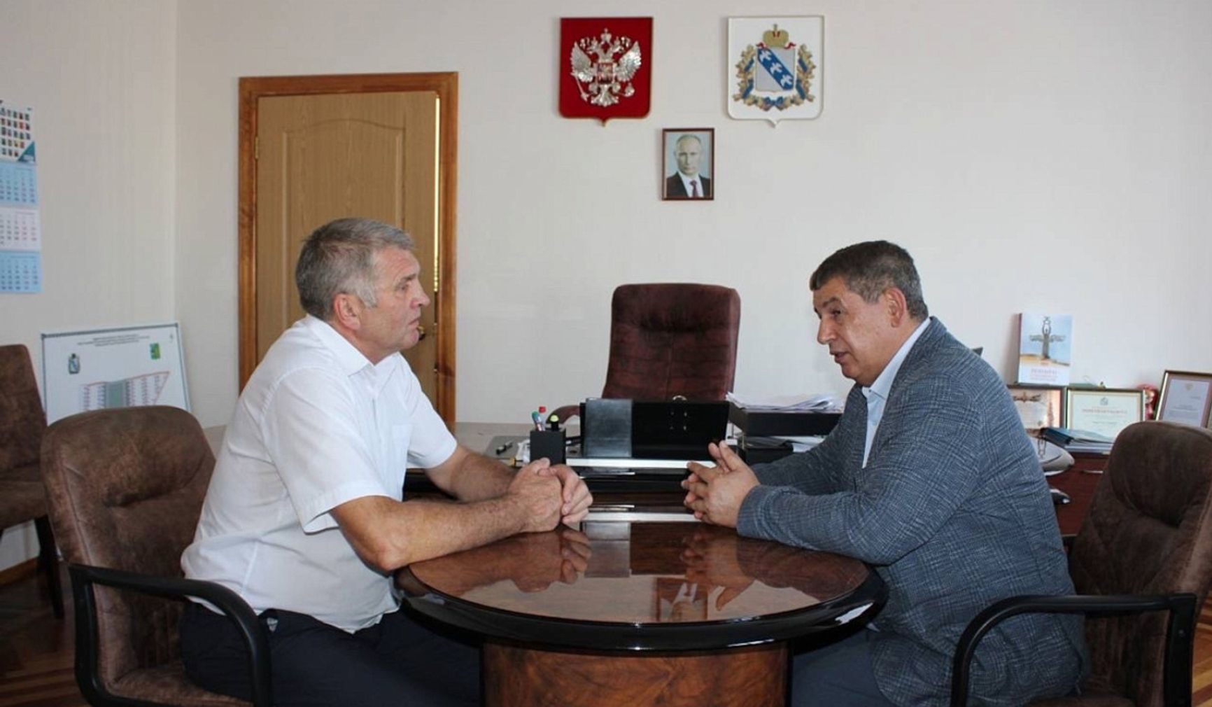 Nikolai Volobuev (left), head of the Kursk Region’s Belovsky District, at a meeting with Mikhail Gorbunov, the Deputy Chairman of the Kursk Oblast Government, in mid-July 2024 — less than a month before the start of Ukraine’s incursion.